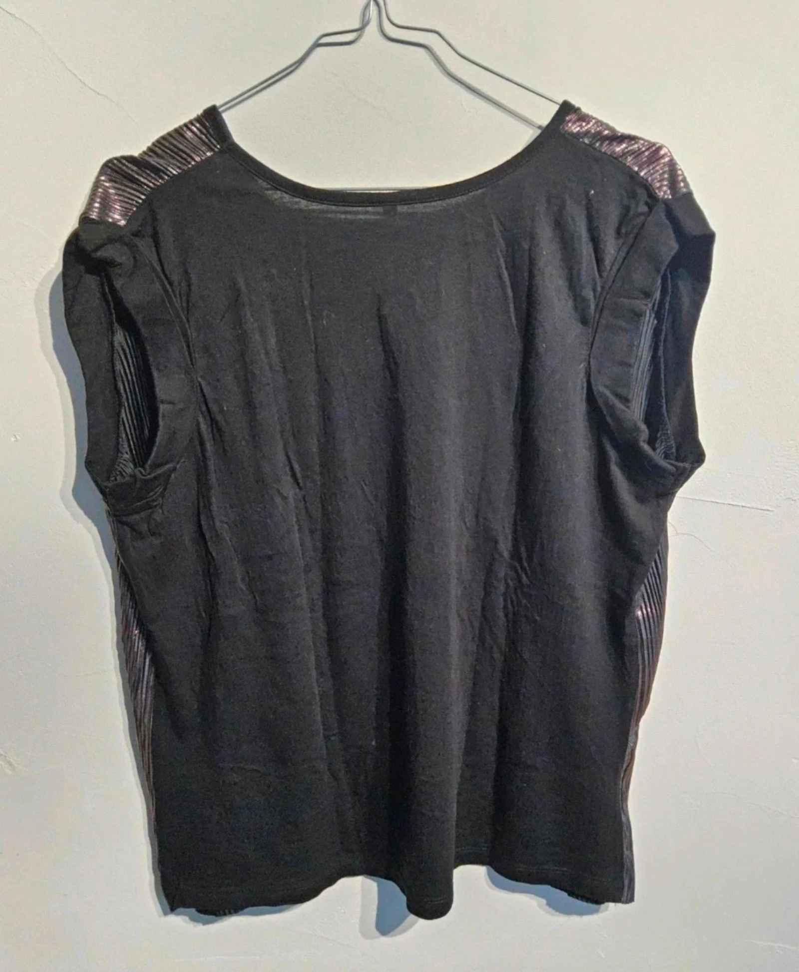 Very pretty black top with shiny pleated effect – photo 3